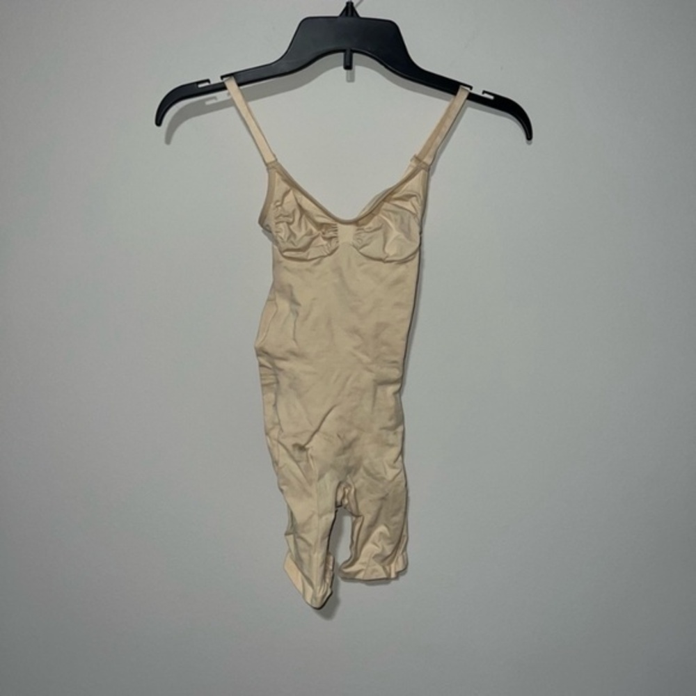 SKIMS SEAMLESS SCULPT MID THIGH BODYSUIT SAND SMALL